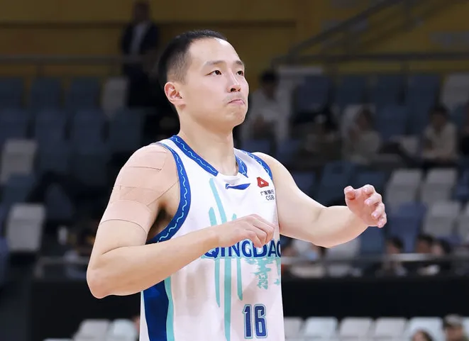 皇冠体育-王奕博全场出战15分钟，投篮1中0得到1分0篮板0助攻