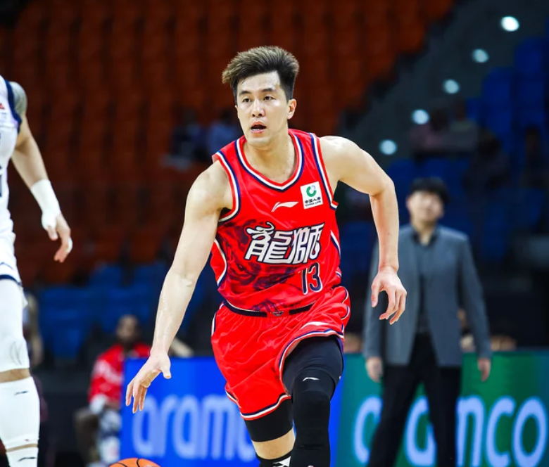 皇冠体育官网-郭艾伦被担架抬出场,或是生涯最后一战,球迷:不希望就此退役